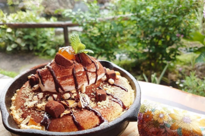 庭園喫茶錦さんで毎年人気の“乃し梅コラボスイーツ”、今年はチョコと融合。涼を感じる新感覚のパンケーキとかき氷が夏季限定で販売中です。