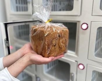 食パン専門店「DAN’s Bakery」さんの店舗内に無人販売機が登場。店内で焼き上げたしっとりもちもちのパンが、営業時間外でもご購入いただけます。