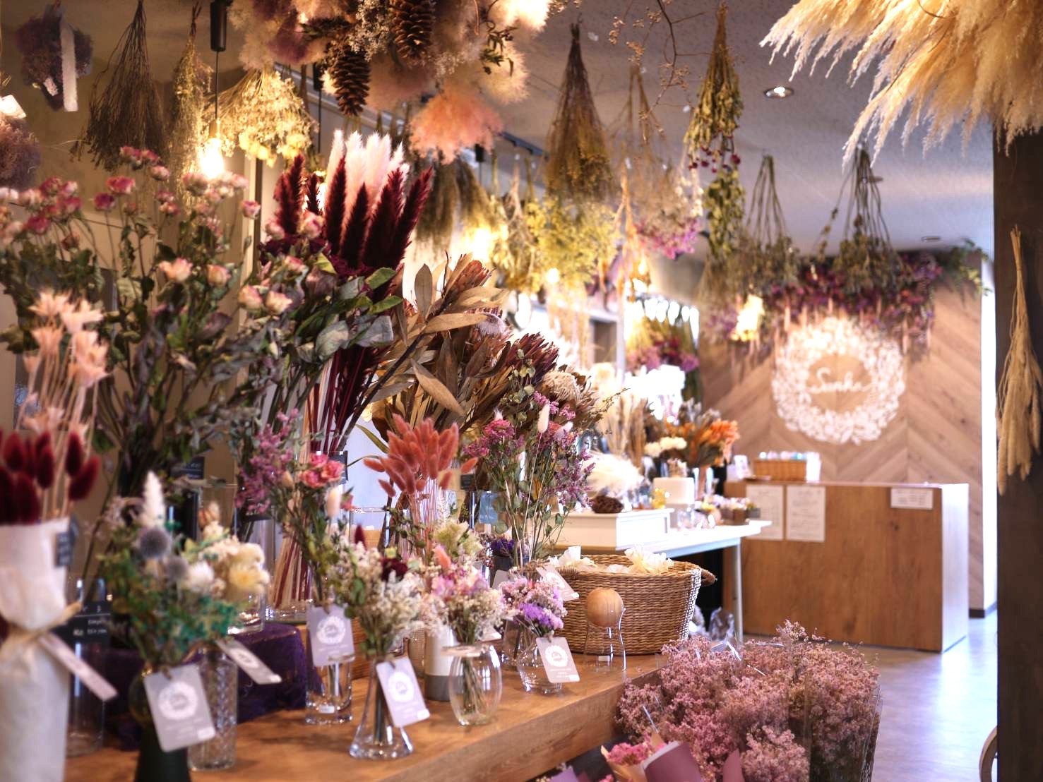 お店や事業所にあった店内装飾も手掛ける、ドライフラワー専門店の