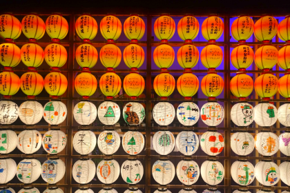 7月12日に、歌懸稻荷神社にて「願いちょうちんやっしょまかしょ点灯式」が行われます。今年は新たに巨大ちょうちんも登場、大小様々なちょうちんが山形の夏を盛り上げます。会場で一緒に灯りがともる瞬間の感動を味わってみませんか。