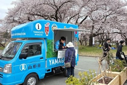 イラストレーターの竹永絵里さんがデザインを手掛けた、山形市のプロモーションカーがお披露目されました！山形らしさが詰まったイラストが鮮やかに描かれています。