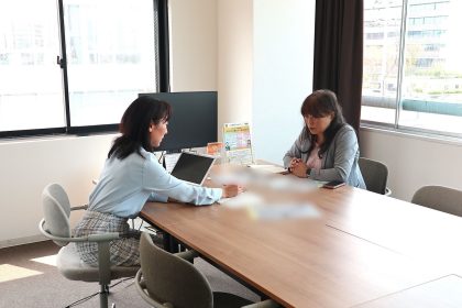 地域のITパートナーの瑠々堂さん。瑠々堂さんの新サービスを必要な人に届けるための作戦会議を行っています。
