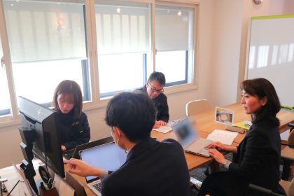 フィルムデバイス事業を展開中の太陽機械製作所さんが、「CONVERTECH 2026」に出展。技術と活用シーンを伝えるブースづくりに向けて、展示内容の検討を行いました。